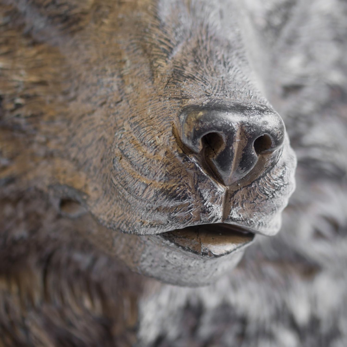 Bear Head Wall Sculpture – Large Brown Resin Animal Bust, Rustic Wall-Mounted Home Decoration (31x43x22cm)