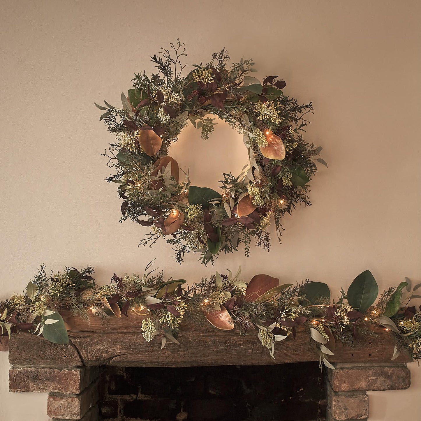60cm Pre-Lit Red Robin & Eucalyptus Christmas Wreath – Artificial Front Door Decoration with 50 LED Lights, Battery Operated, Indoor/Outdoor