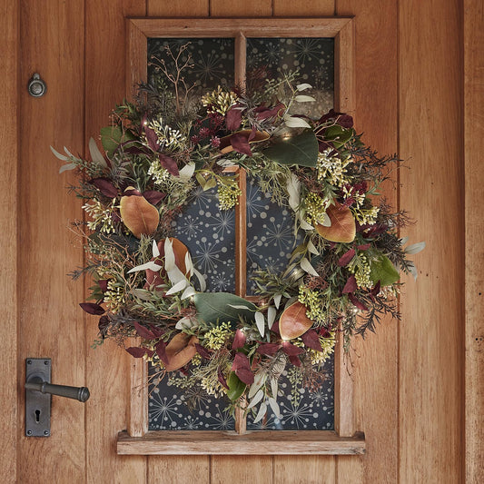 60cm Pre-Lit Red Robin & Eucalyptus Christmas Wreath – Artificial Front Door Decoration with 50 LED Lights, Battery Operated, Indoor/Outdoor