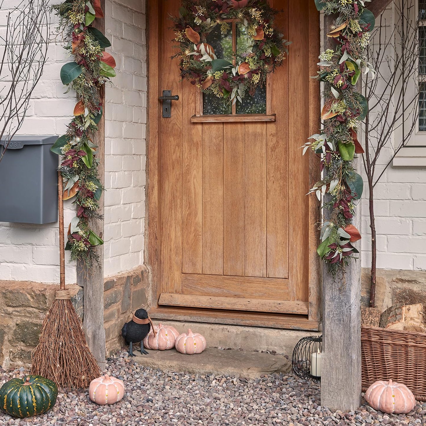 60cm Pre-Lit Red Robin & Eucalyptus Christmas Wreath – Artificial Front Door Decoration with 50 LED Lights, Battery Operated, Indoor/Outdoor